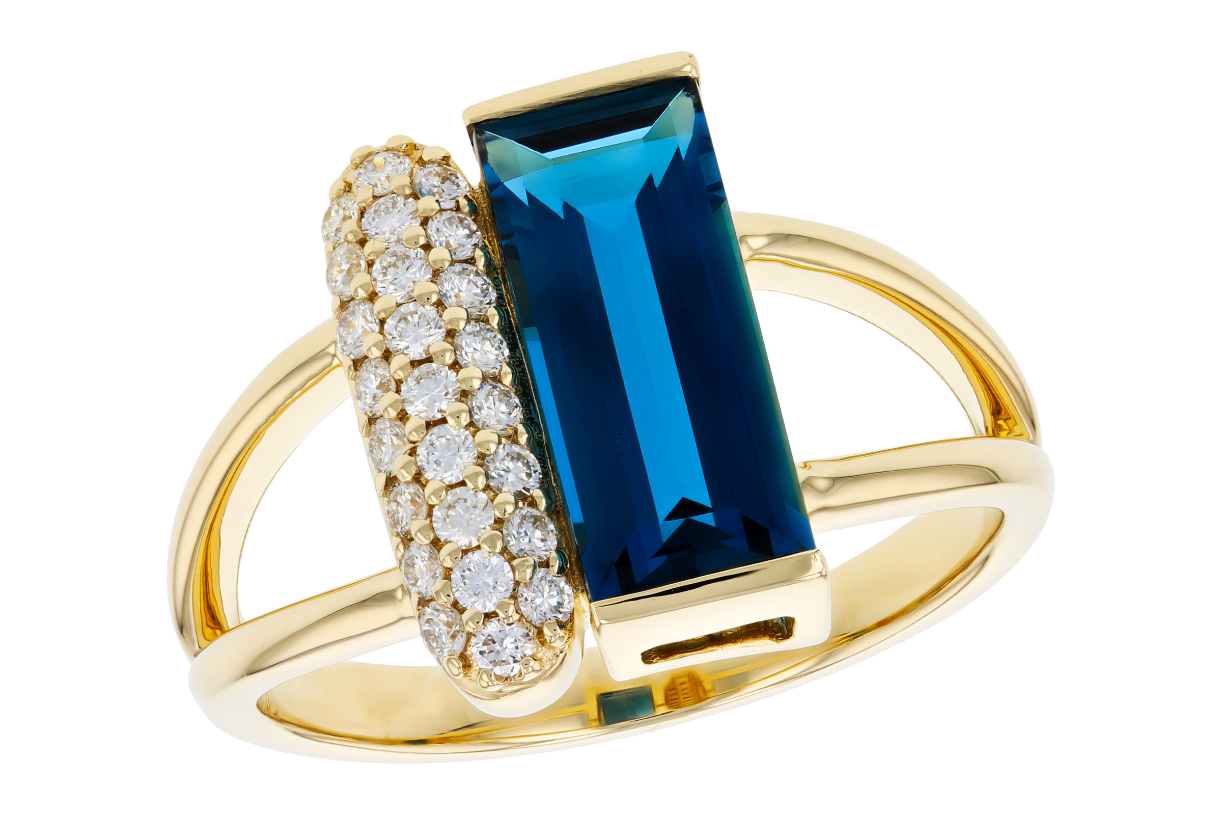 D321-66292: LDS RG 2.67 LONDON BLUE TOPAZ 2.92 TGW (12x5MM BT)